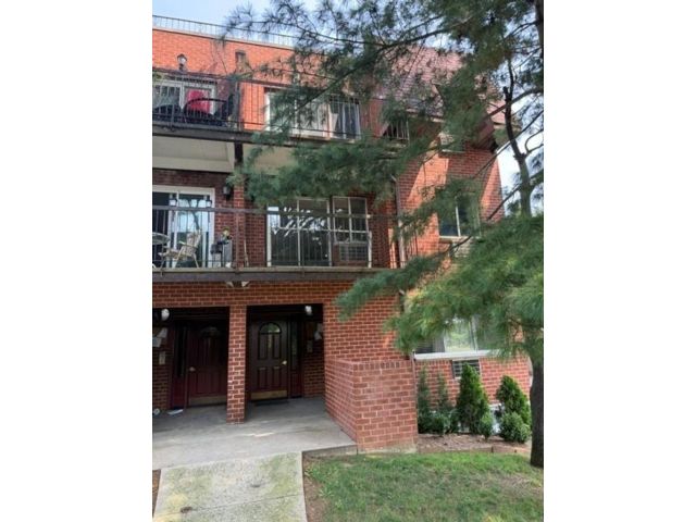 3 BR,  2.00 BTH &nbsp;Condominium style home in Ozone Park