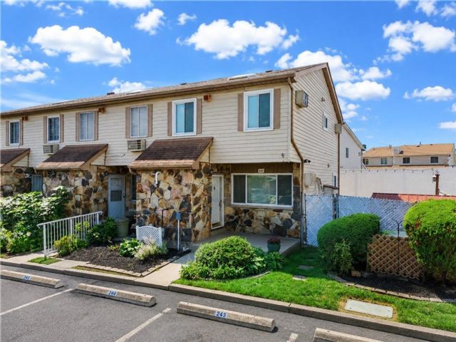  2 BR,  2.00 BTH &nbsp;Condominium style home in Graniteville