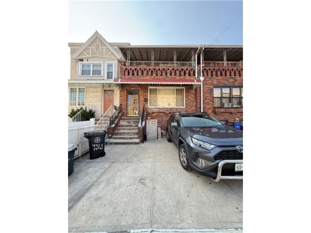  6 BR,  4.00 BTH &nbsp;Single family style home in Bensonhurst