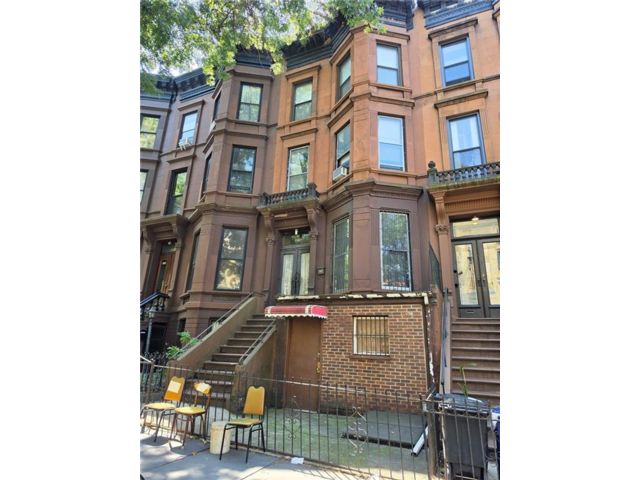  4 BR,  2.00 BTH &nbsp;Multi-family style home in Park Slope