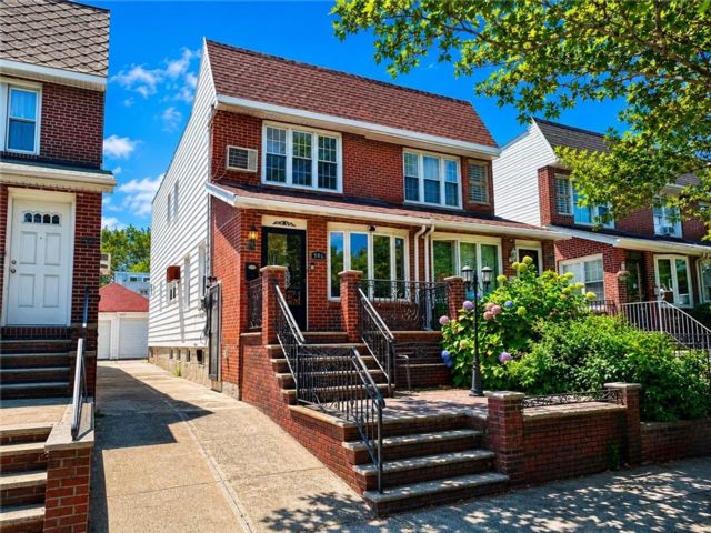  3 BR,  2.00 BTH &nbsp;Single family style home in Dyker Heights