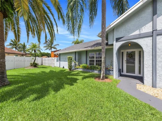  5 BR,  3.00 BTH &nbsp; style home in Plantation