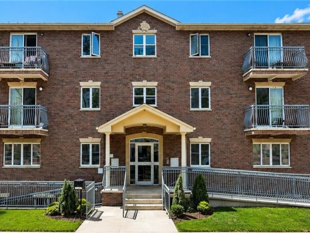  3 BR,  2.00 BTH &nbsp;Condominium style home in Bensonhurst