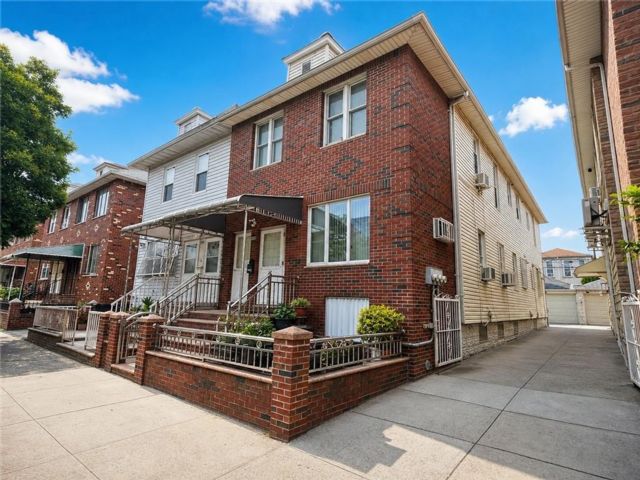  7 BR,  3.00 BTH &nbsp;Multi-family style home in Bensonhurst