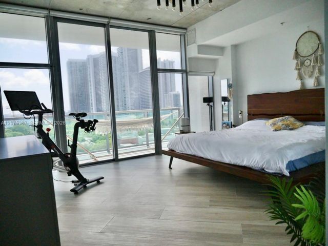 [PHOTO]