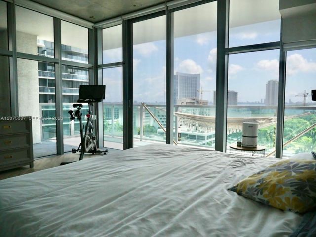 [PHOTO]