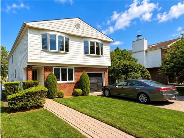  6 BR,  2.50 BTH &nbsp;Multi-family style home in Annadale