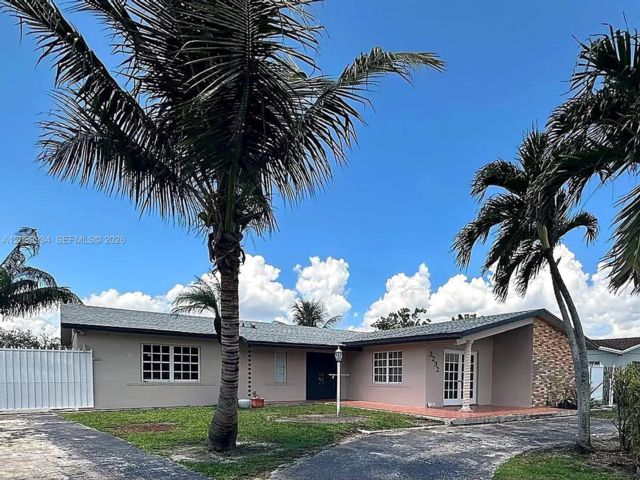  4 BR,  2.00 BTH &nbsp;Traditional style home in Miami