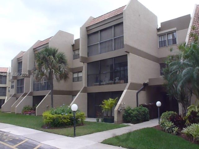  2 BR,  2.00 BTH &nbsp; style home in Weston
