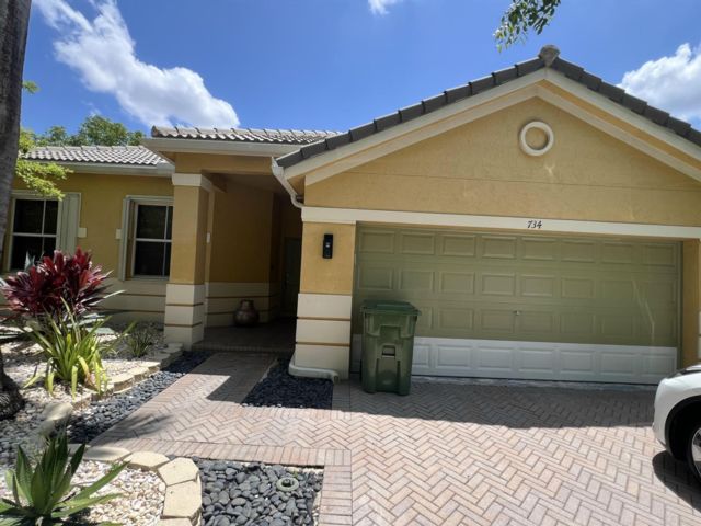  4 BR,  2.00 BTH &nbsp; style home in Weston