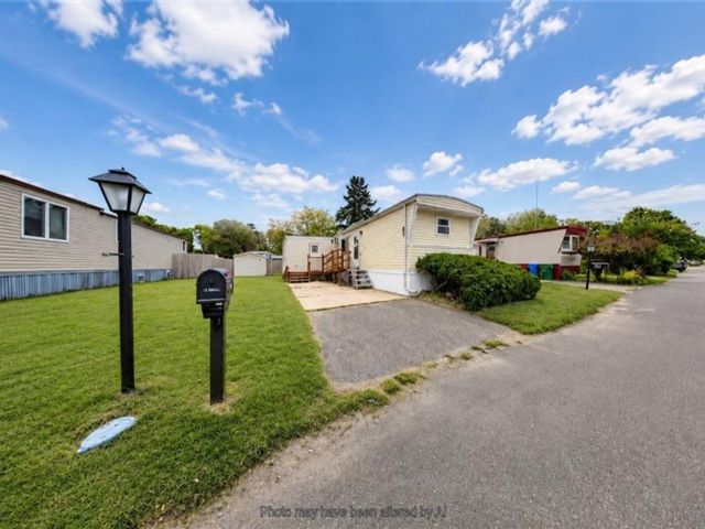  3 BR,  1.00 BTH &nbsp;Single family style home in Bohemia