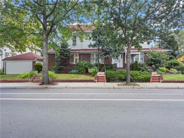  4 BR,  3.00 BTH &nbsp;Single family style home in Madison