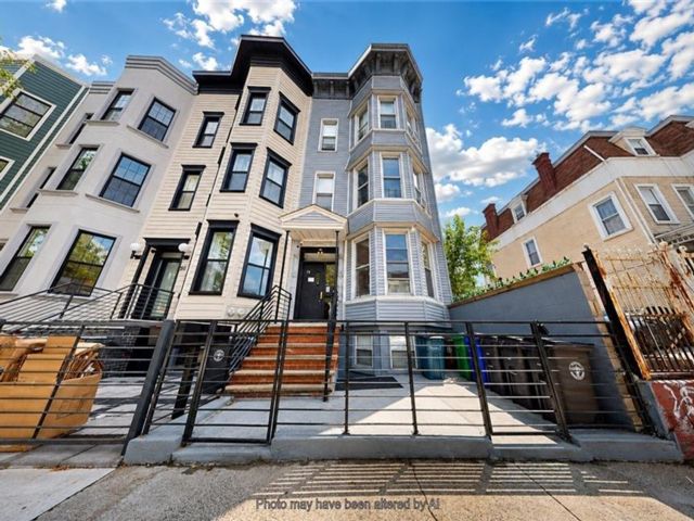  8 BR,  7.00 BTH &nbsp;Multi-family style home in Bushwick