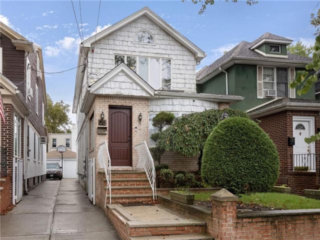  3 BR,  3.00 BTH &nbsp;Single family style home in Bay Ridge