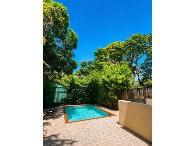  4 BR,  3.50 BTH &nbsp;Townhouse style home in Coral Gables