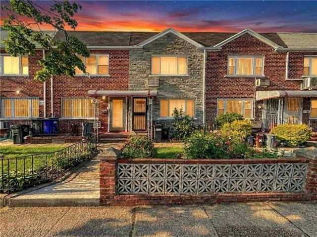  2 BR,  2.00 BTH &nbsp;Single family style home in Gravesend