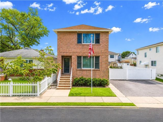  3 BR,  2.00 BTH &nbsp;Single family style home in Dongan Hills-above Hylan