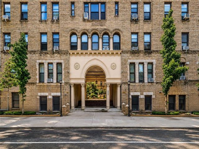  1 BR,  1.00 BTH &nbsp;Co-op style home in Bay Ridge