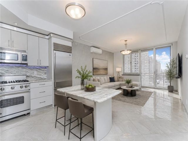  2 BR,  2.00 BTH &nbsp;Condominium style home in Brighton Beach