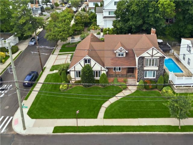 Studio,  4.00 BTH &nbsp;Multi-family style home in Great Kill