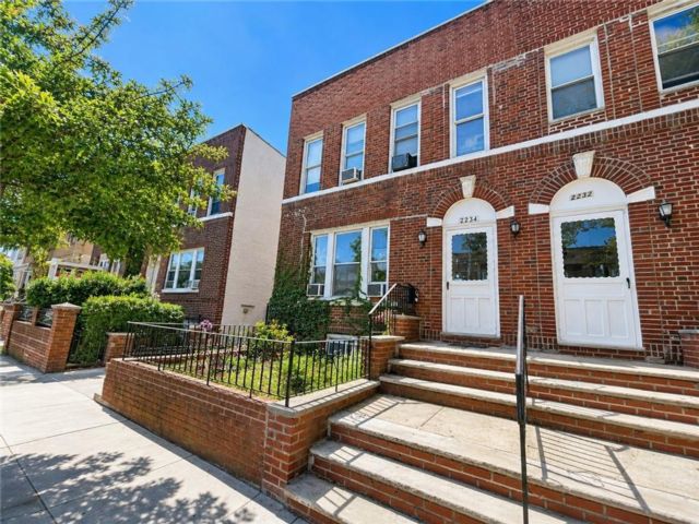 10 BR,  4.00 BTH &nbsp;Multi-family style home in Bensonhurst