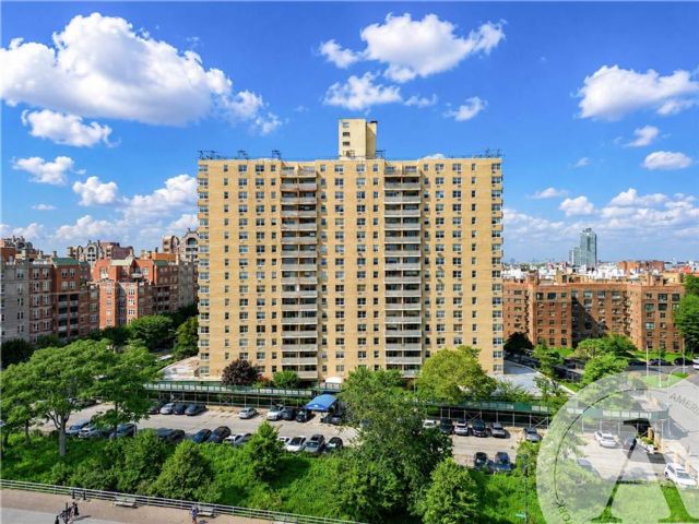  2 BR,  1.00 BTH &nbsp;Co-op style home in Brighton Beach