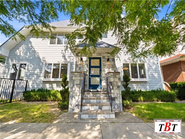  5 BR,  4.00 BTH &nbsp;Single family style home in Midwood