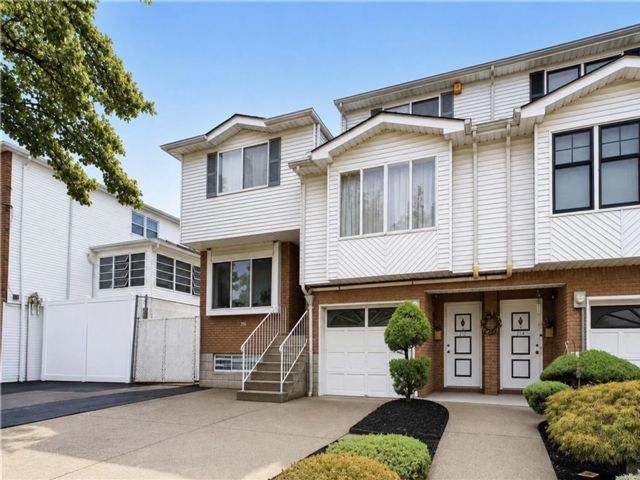  2 BR,  2.00 BTH &nbsp;Single family style home in Bulls Head
