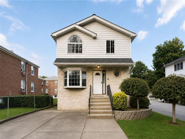  4 BR,  3.00 BTH &nbsp;Multi-family style home in West Brighton