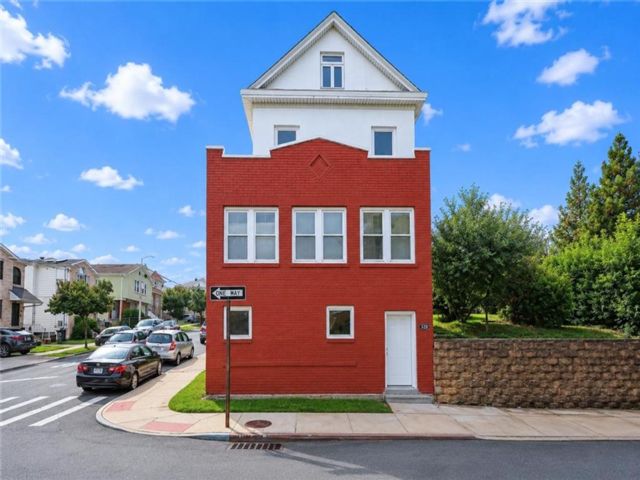  7 BR,  3.00 BTH &nbsp;Single family style home in Rosebank
