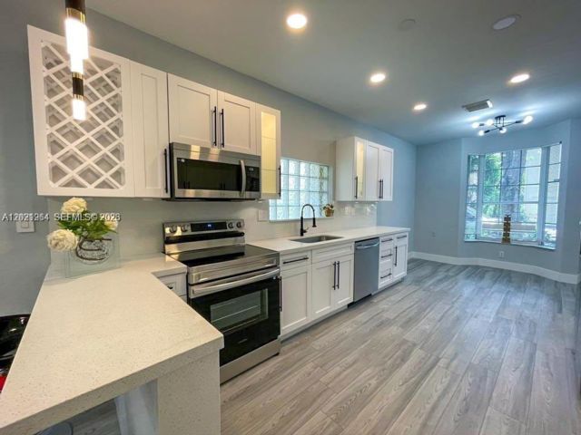  4 BR,  4.00 BTH &nbsp; style home in Hollywood