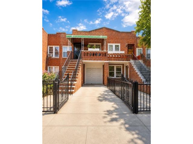  6 BR,  3.00 BTH &nbsp;Multi-family style home in Bath Beach