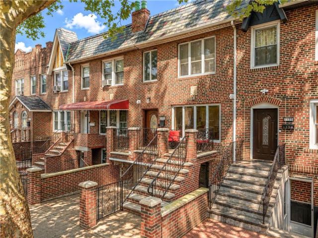  3 BR,  2.00 BTH &nbsp;Single family style home in Flatlands