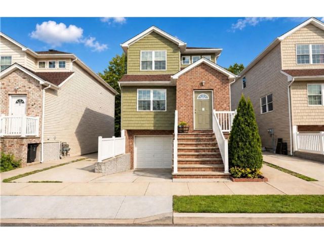 4 BR,  4.00 BTH &nbsp;Multi-family style home in Elmpark