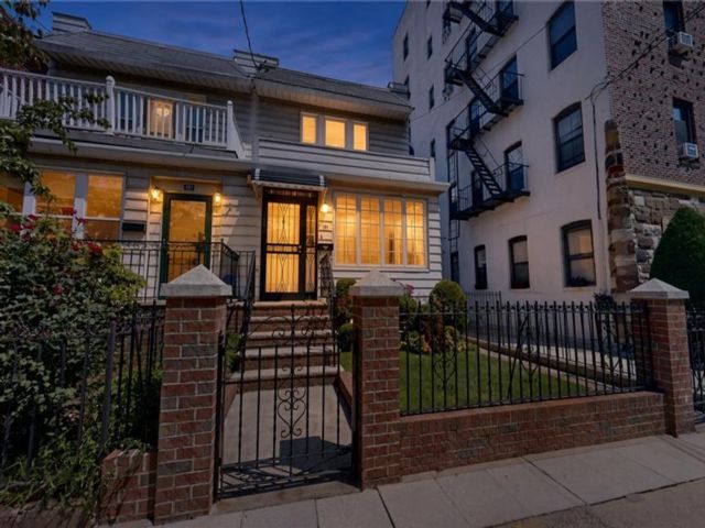  3 BR,  1.00 BTH &nbsp;Single family style home in Bay Ridge