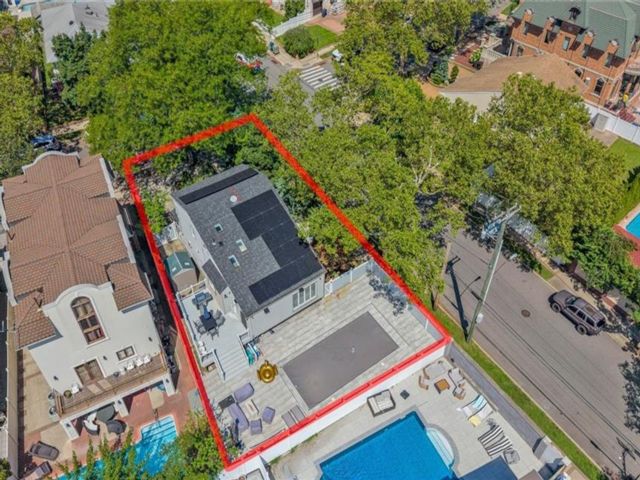  3 BR,  2.00 BTH &nbsp;Single family style home in Mill Basin