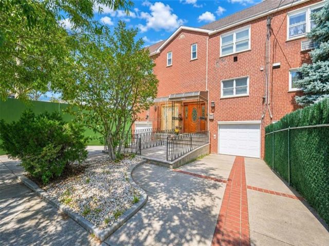  3 BR,  3.00 BTH &nbsp;Single family style home in Mill Basin