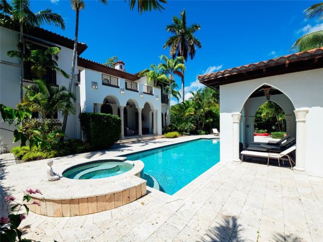  6 BR,  5.50 BTH &nbsp; style home in Miami