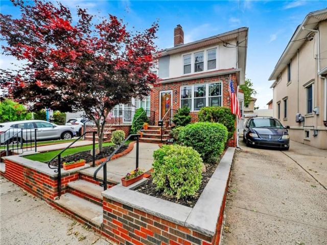  3 BR,  2.00 BTH &nbsp;Single family style home in Dyker Heights