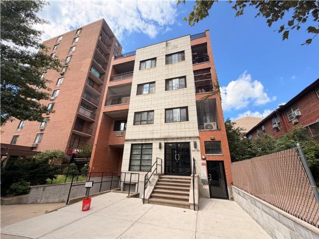  2 BR,  1.00 BTH &nbsp;Condominium style home in Flushing