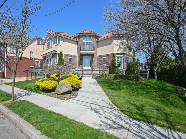  6 BR,  6.00 BTH &nbsp;Spanish style home in Mill Basin