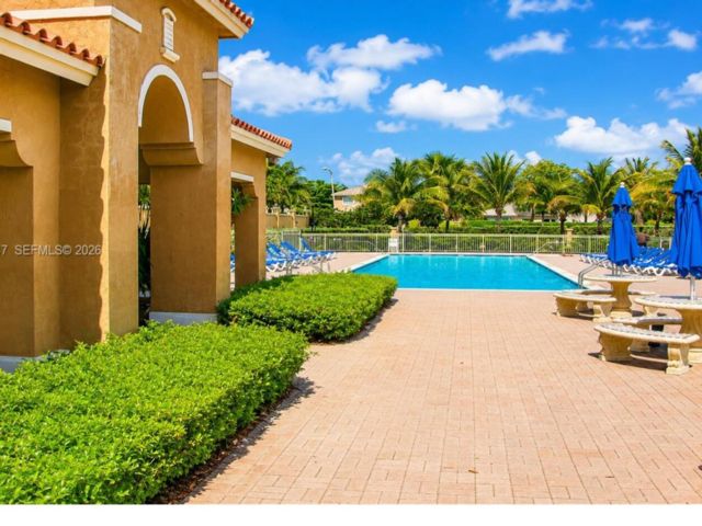  2 BR,  2.50 BTH &nbsp;Condo style home in Medley