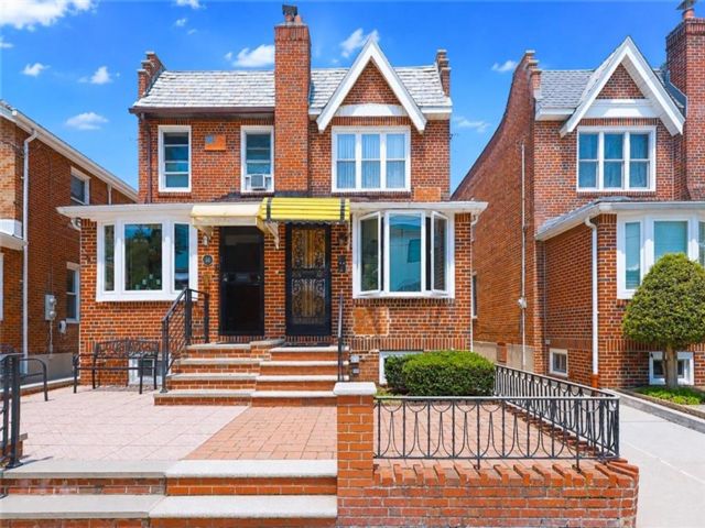 3 BR,  3.00 BTH &nbsp;Single family style home in Bay Ridge