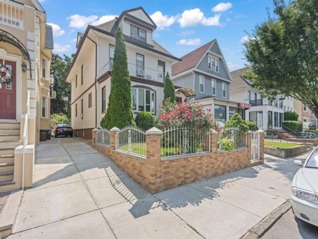 Studio,  0.00 BTH &nbsp;Multi-family style home in Bay Ridge