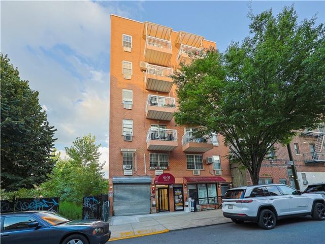  2 BR,  2.00 BTH &nbsp;Condominium style home in Woodside