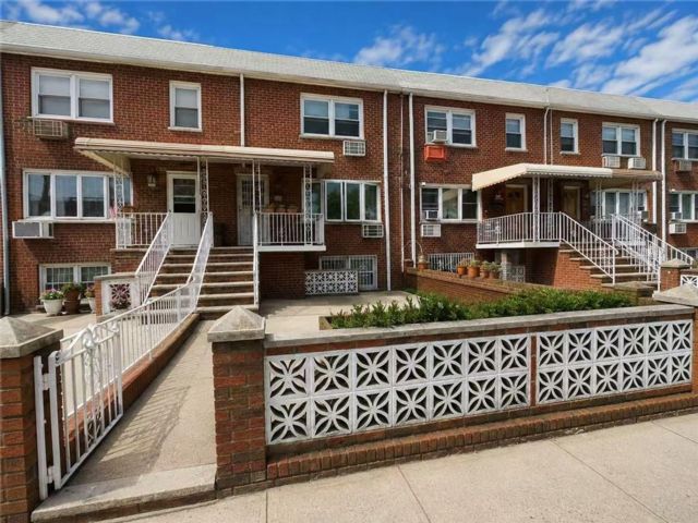  7 BR,  0.00 BTH &nbsp;Multi-family style home in Bath Beach