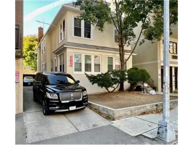 Studio,  0.00 BTH &nbsp;Multi-family style home in Midwood