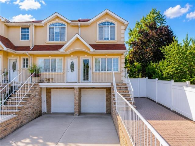  3 BR,  4.00 BTH &nbsp;Single family style home in Great Kill