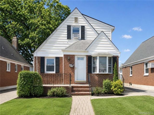  5 BR,  2.00 BTH &nbsp;Single family style home in Mineola