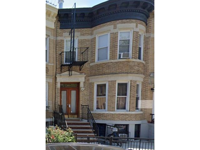  3 BR,  2.00 BTH &nbsp;Multi-family style home in Bath Beach